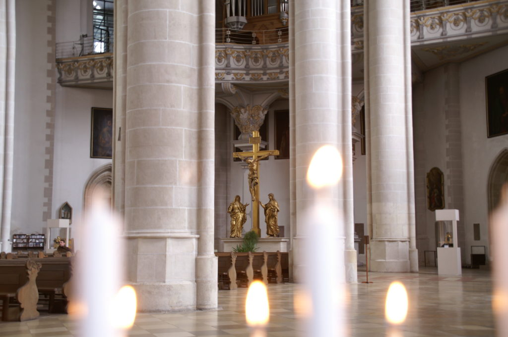 Blick auf das goldene Kreuz im Liebfrauenmünster