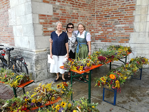 15.08.2018: Viele wunderbare Kräuterbuschen wurden gemeinsam gebunden und an Maria Himmelfahrt vor dem Münster verkauft.