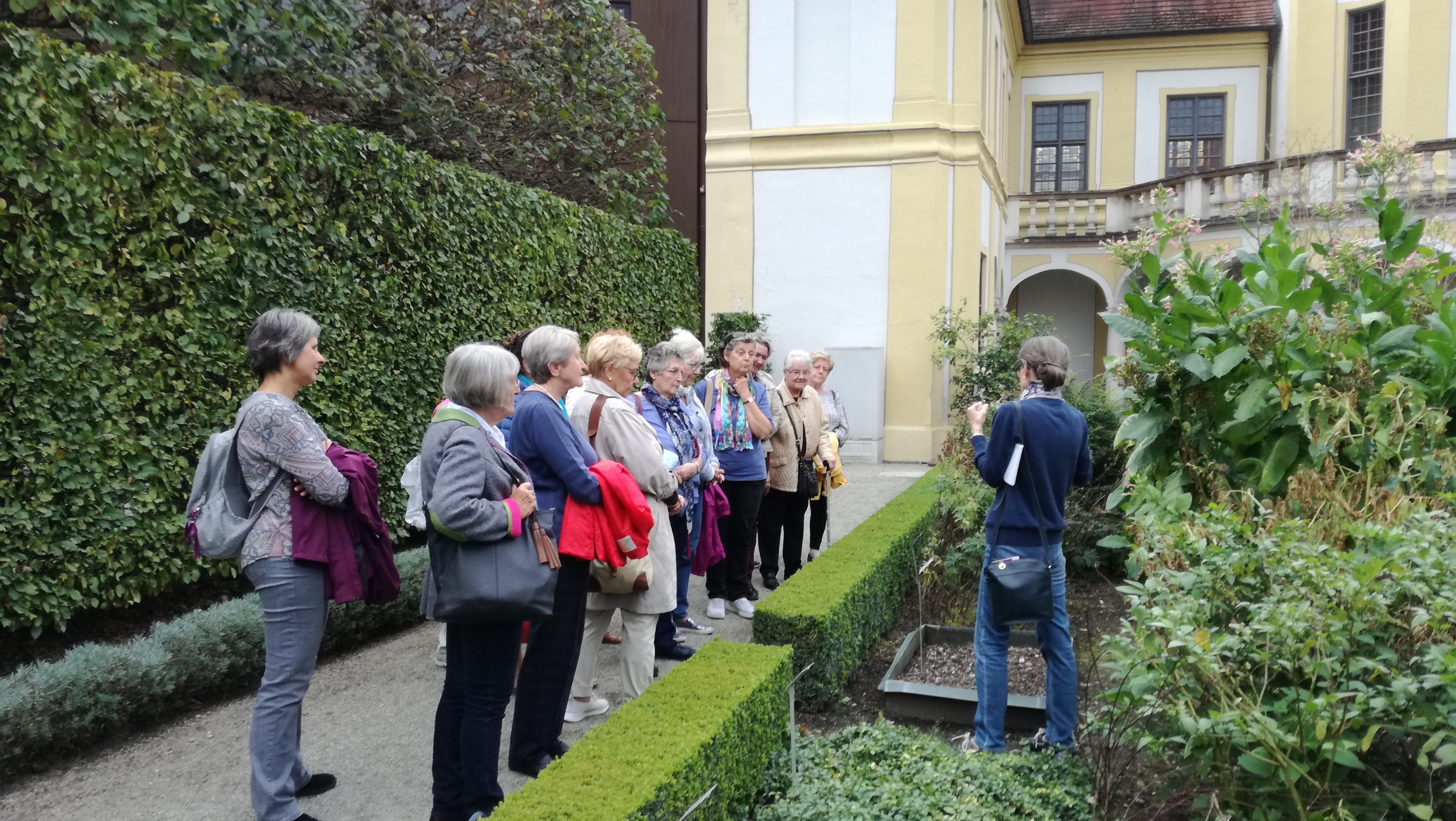 Frau Siegrid Holzer führt durch den Anatomiegarten und erzählt vielen interessante Geschichten rund um Hexenkraut und Zauberpflanzen